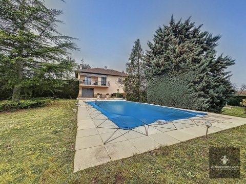 Vente d'une maison avec piscine à Commelle-Vernay