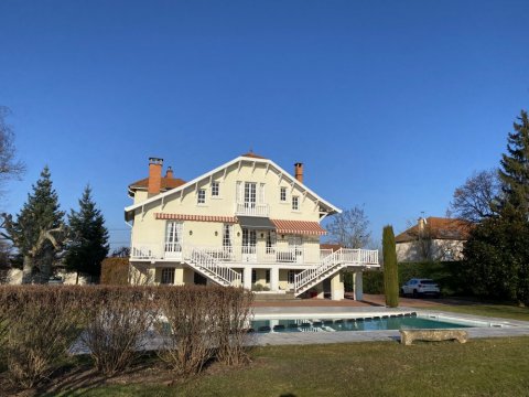 Vente d'une maison style année 30 avec piscine et parc privé par agent immobilier à Riorges