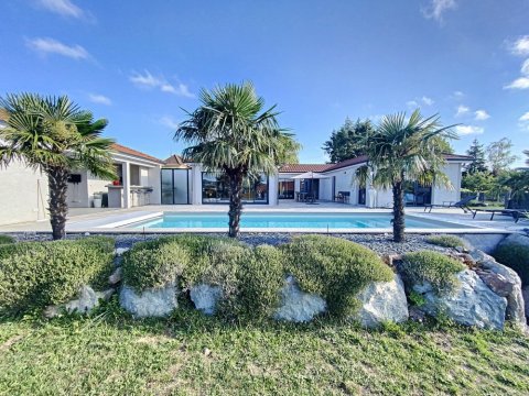 MAISON AVEC PISCINE ET VUE DEGAGEE