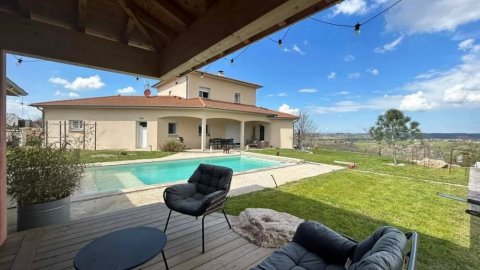 Villa a vendre sur la commune de Saint-Cyr-de-Favières