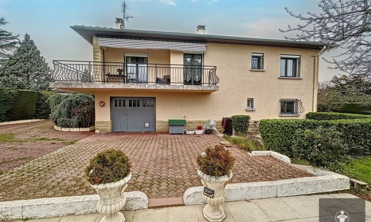 Vente d'une maison avec piscine à Commelle-Vernay