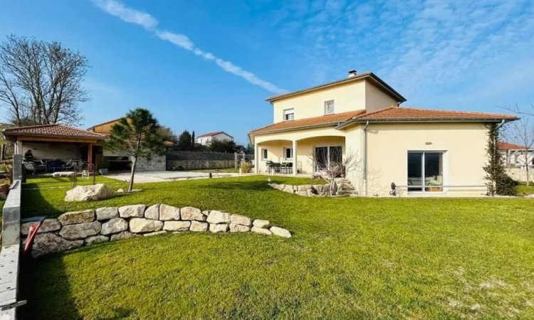 Villa a vendre sur la commune de Saint-Cyr-de-Favières